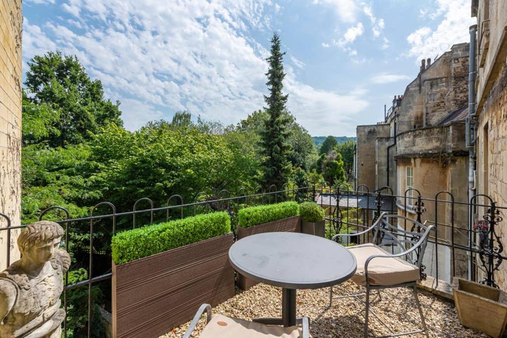 Апартаменты Beautiful Studio With Private Outside Terrace Бат Экстерьер фото