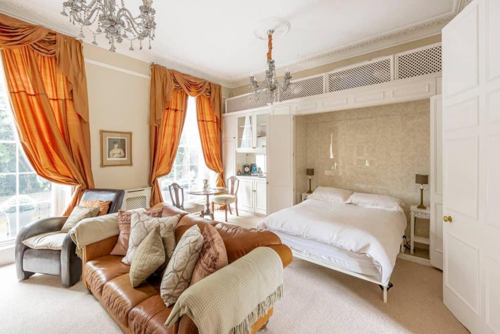 Апартаменты Beautiful Studio With Private Outside Terrace Бат Экстерьер фото