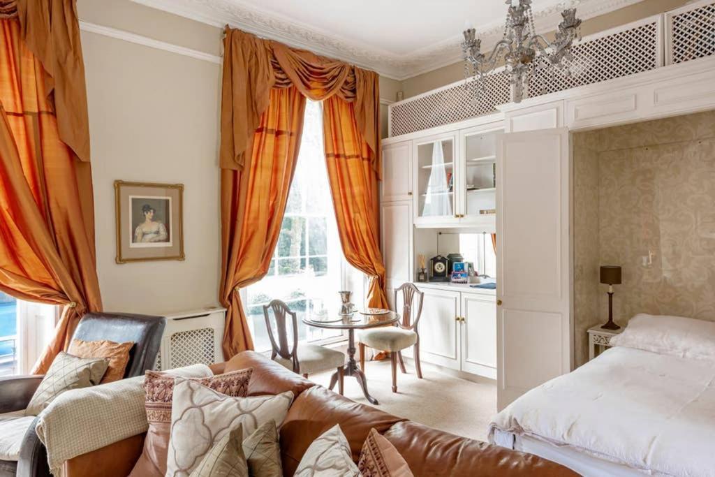 Апартаменты Beautiful Studio With Private Outside Terrace Бат Экстерьер фото